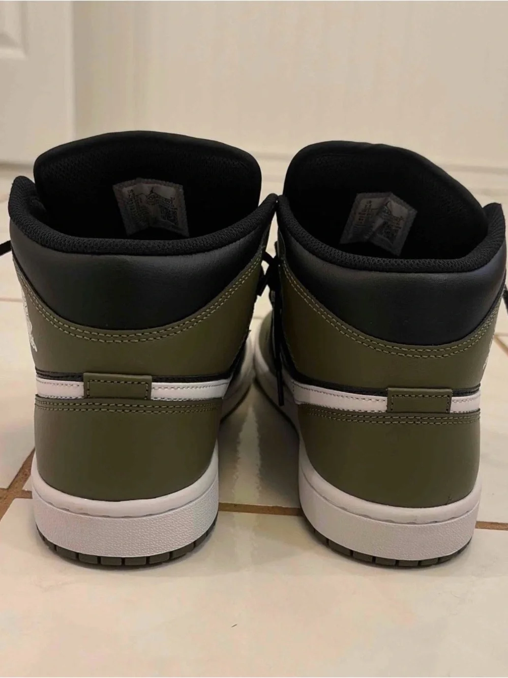 Air Jordan 1 Mid ‘Medium Olive’ Sneakers